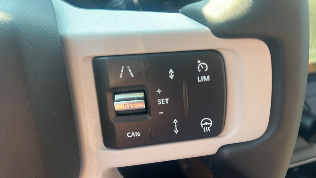 New 2026 White Land Rover X-Dynamic SE image 31