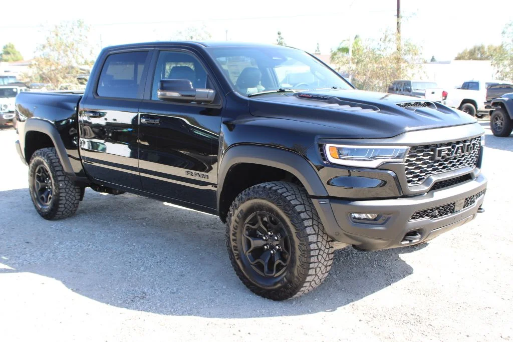 New 2026 Diamond Black Crystal Pearl-Coat Exterior Paint Ram RHO image 3