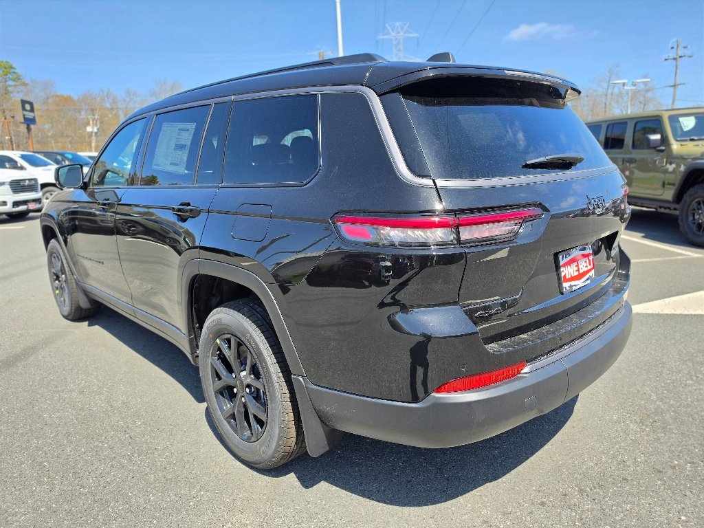 New 2026 Diamond Black Crystal Pearl-Coat Exterior Paint Jeep Altitude image 10