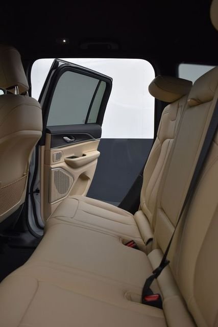 New 2026 Bright White Clear-Coat Exterior Paint Jeep Limited image 8