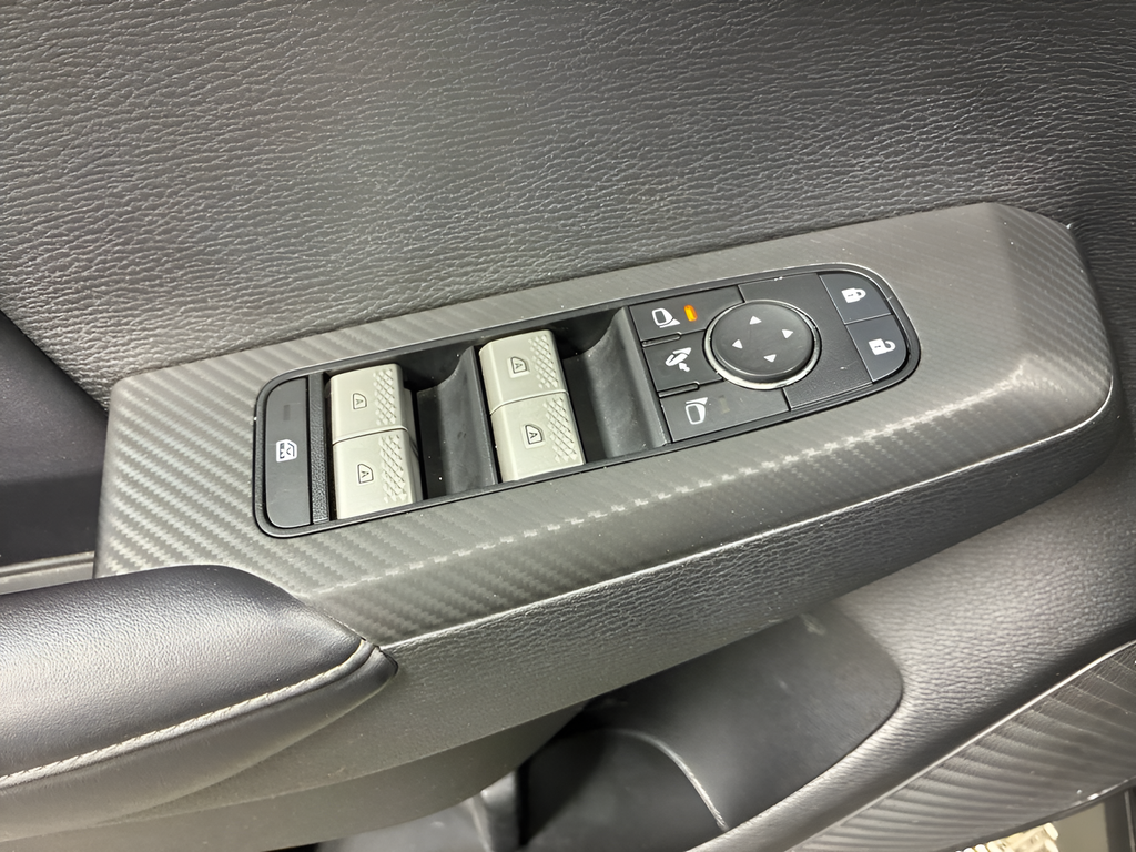 Used 2025  Mitsubishi SE image 22