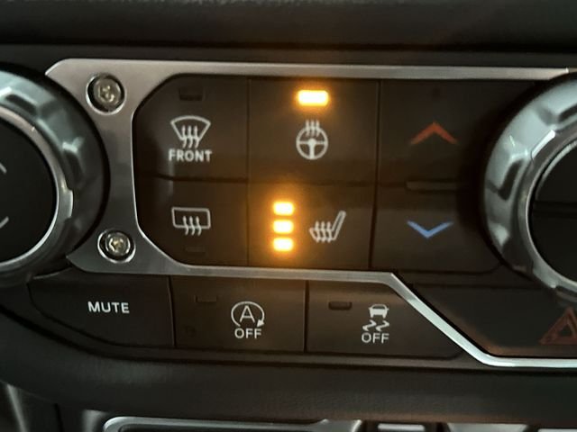 Used 2025 White Jeep Sahara image 34