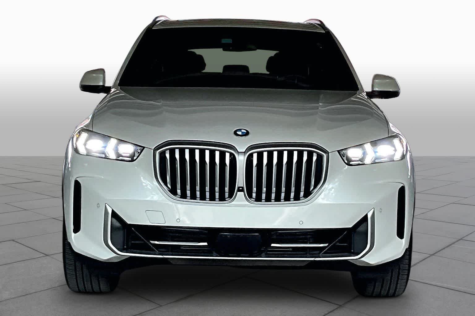 Used 2025 Mineral White Metallic BMW sDrive40i image 3