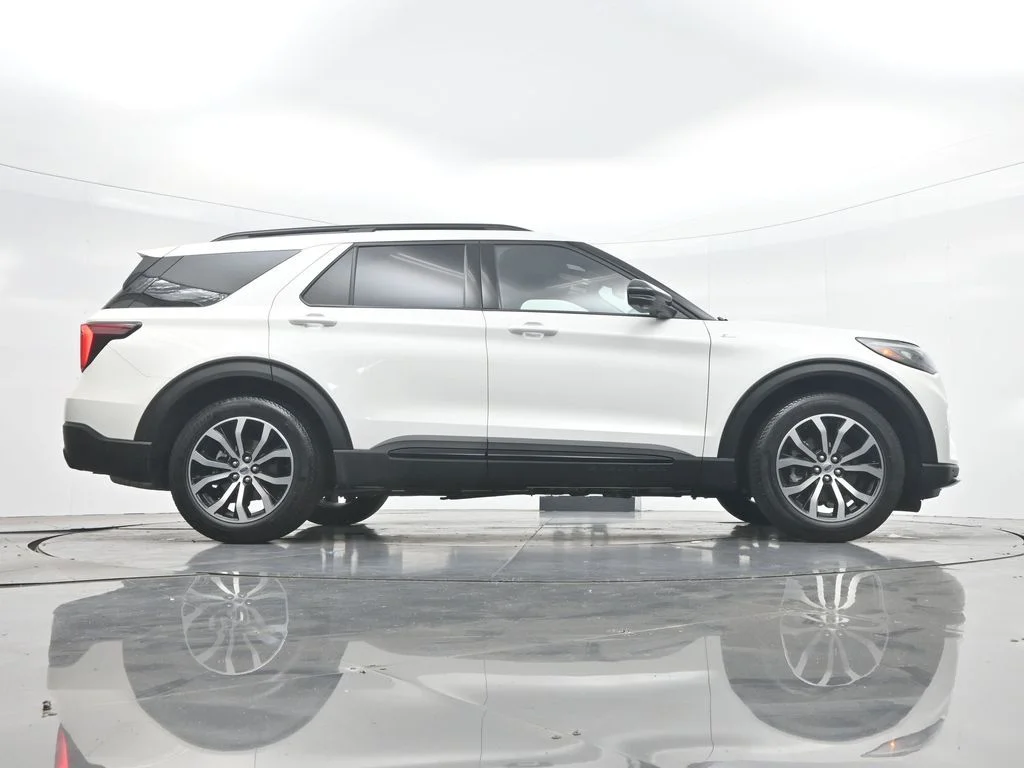 New 2026 Star White Metallic Tri-Coat Ford ST-Line image 45