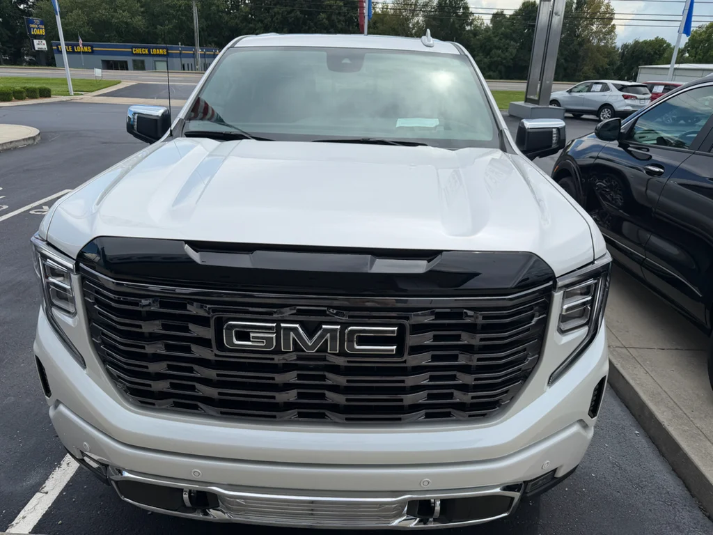 Used 2025 White Frost Tricoat GMC Denali Ultimate image 2