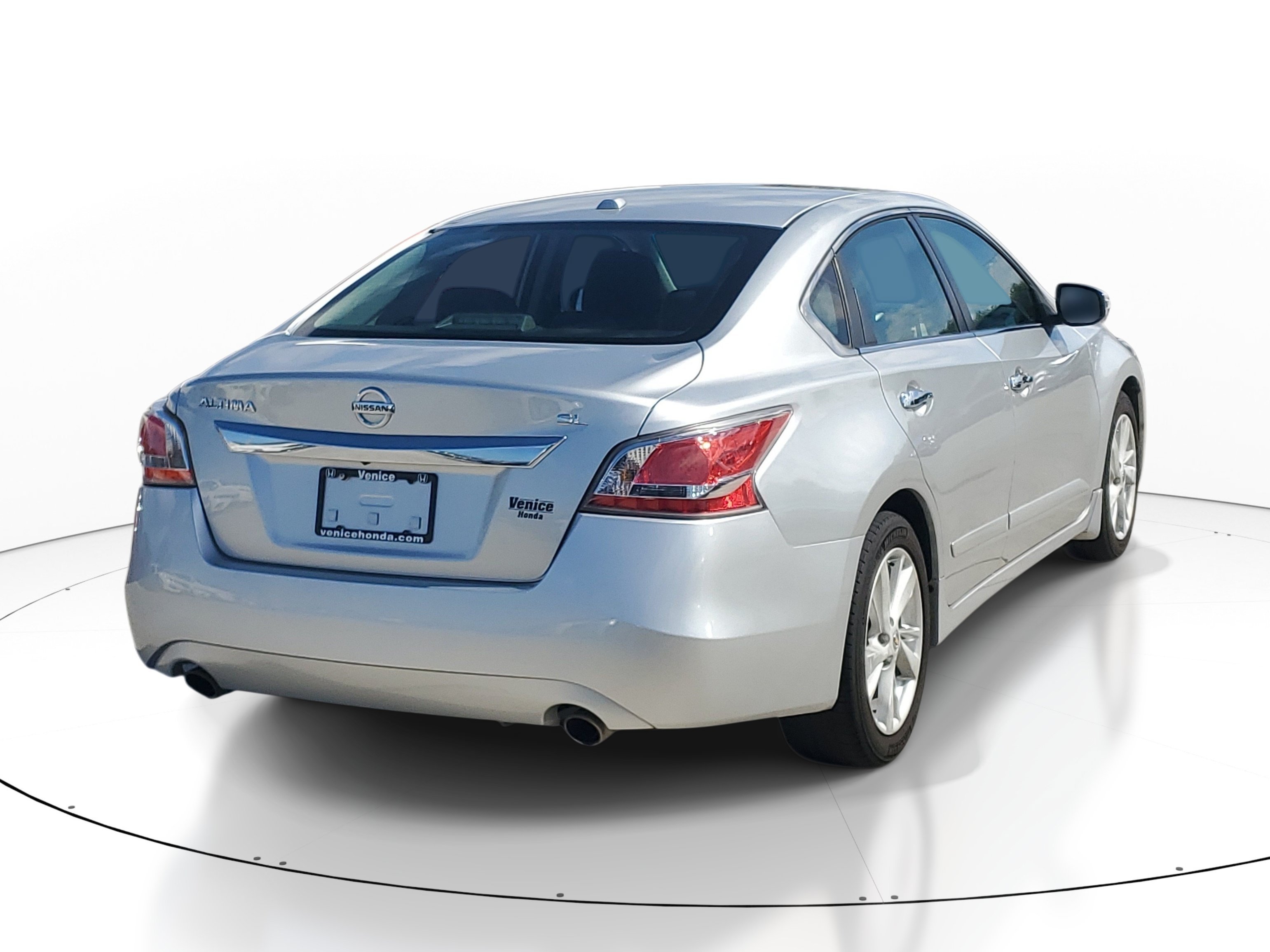 Used 2014 Brilliant Silver Metallic Nissan 2.5 SL image 5