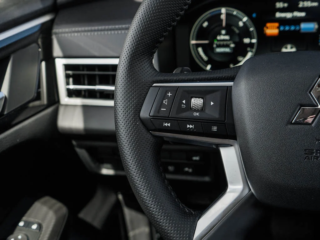 2025 Mitsubishi Outlander Plug-in Hybrid SE - Photo 21
