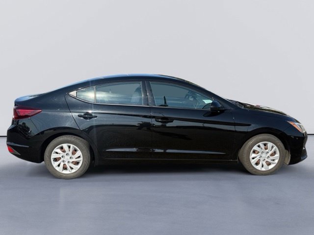 Used 2019 Black Hyundai SE image 1