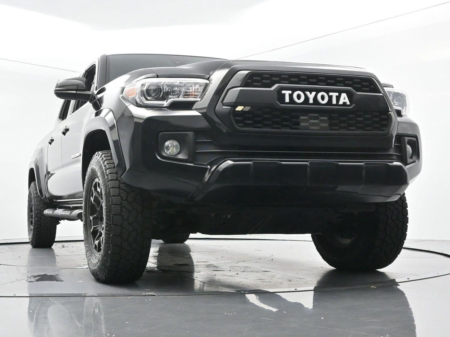 Used 2019 Midnight Black Metallic Toyota SR5 image 38