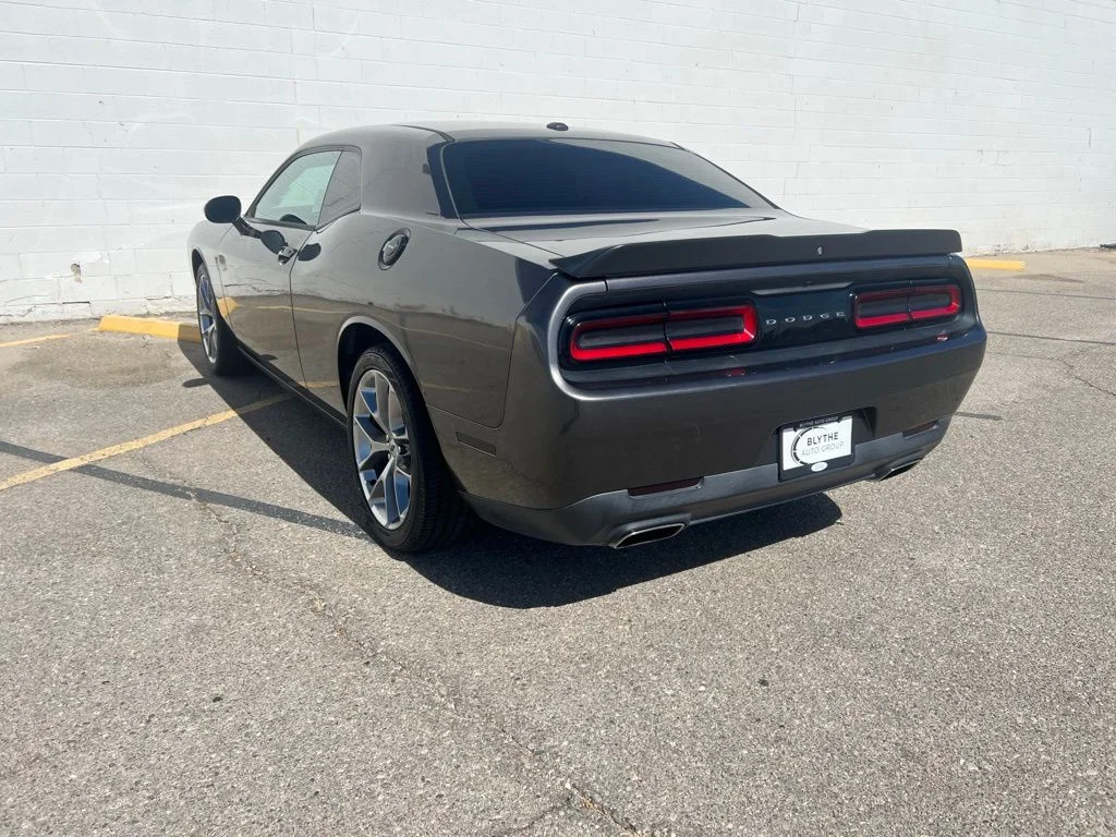Used 2019 Gray Dodge SXT image 3