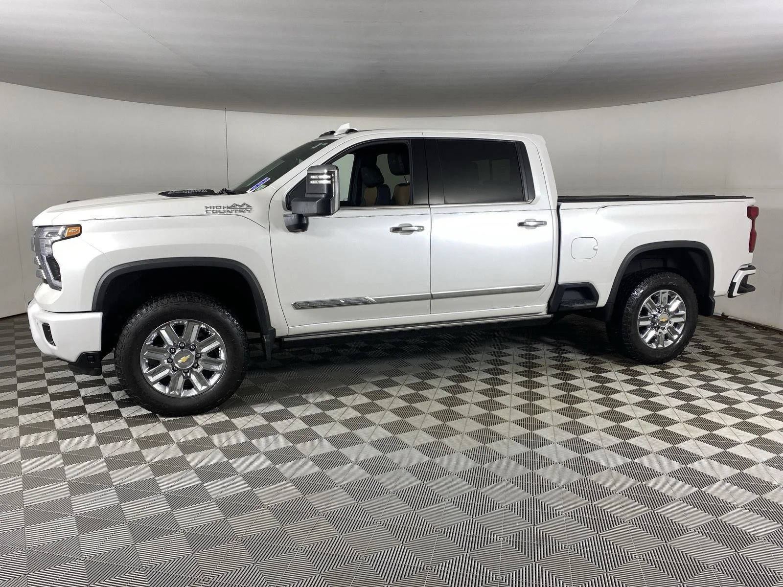 Used 2024 Iridescent Pearl Tricoat Chevrolet High Country image 6