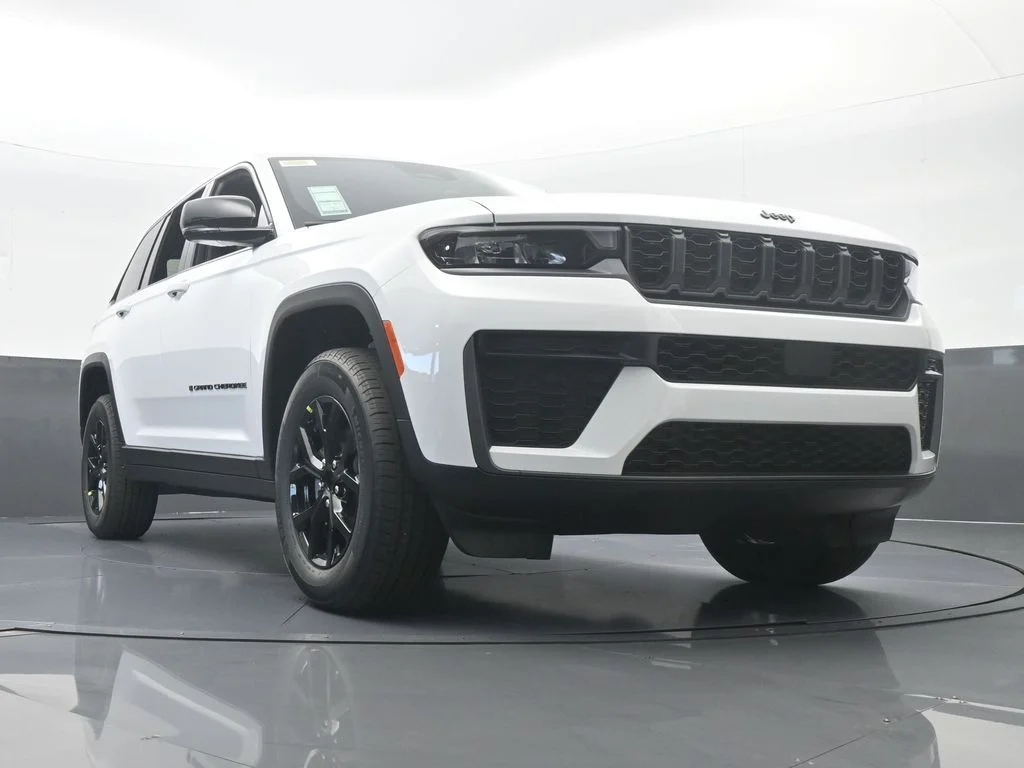New 2026 Bright White Clear-Coat Exterior Paint Jeep Laredo image 62