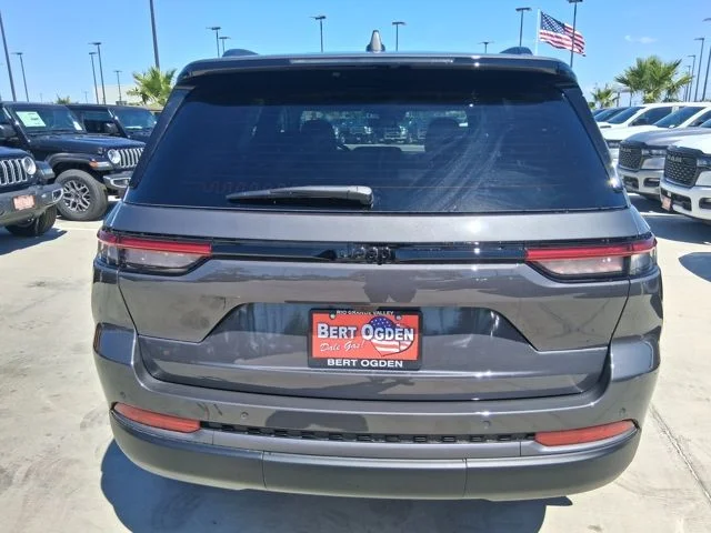 New 2026 Baltic Gray Metallic Clear-Coat Exterior Paint Jeep Altitude image 6