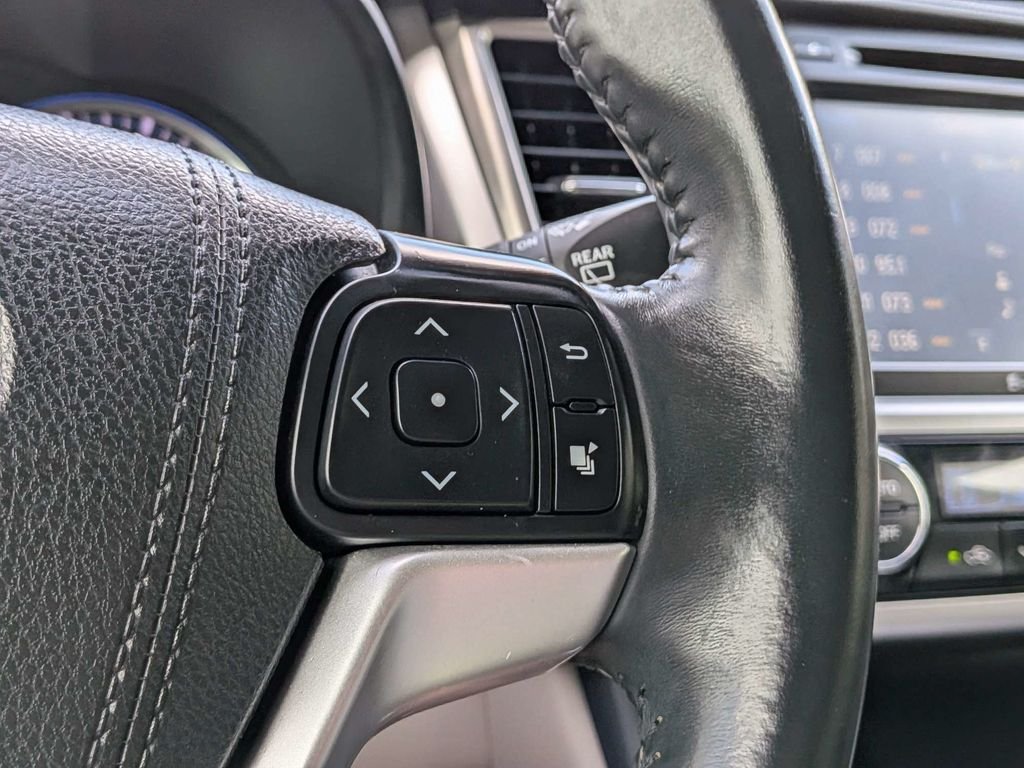 Used 2016 Gray Toyota XLE V6 image 29