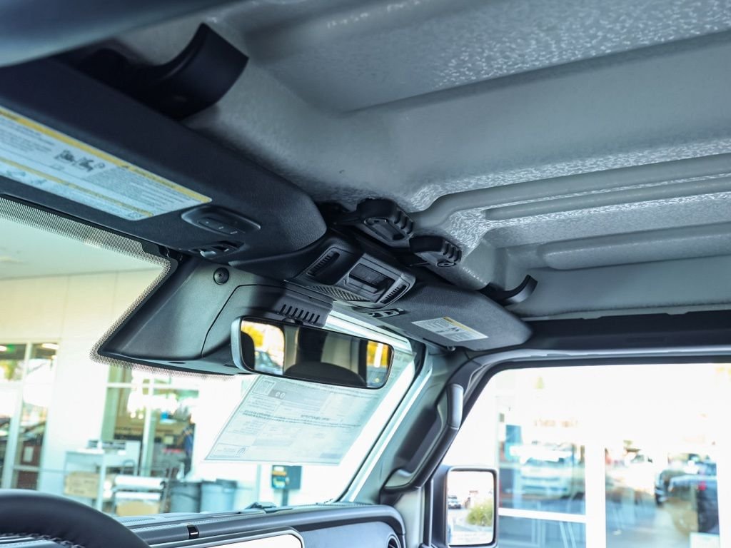 New 2026 Bright White Clear-Coat Exterior Paint Jeep Rubicon image 12