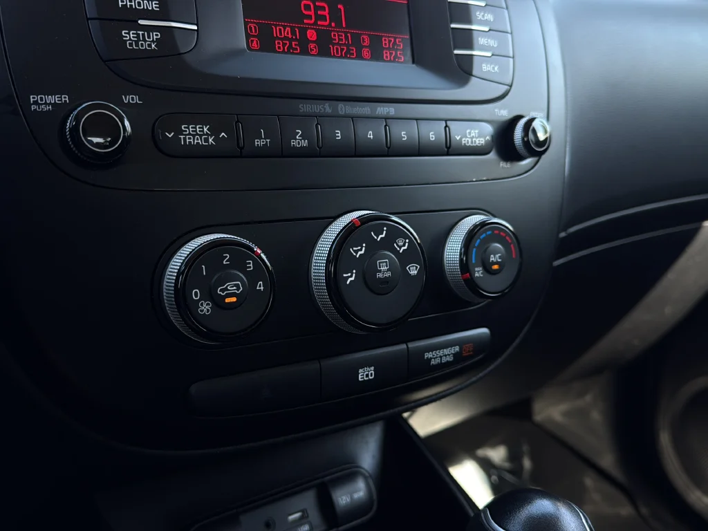 Used 2015 Clear White Kia Plus image 19