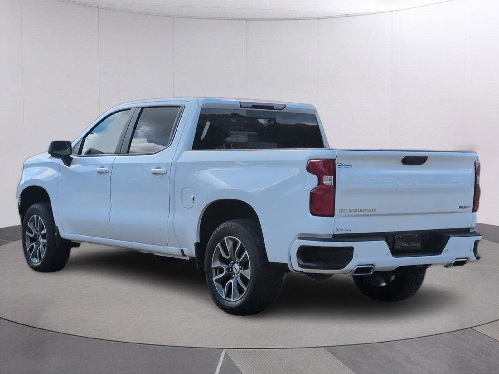 Used 2025 Summit White Chevrolet RST image 3