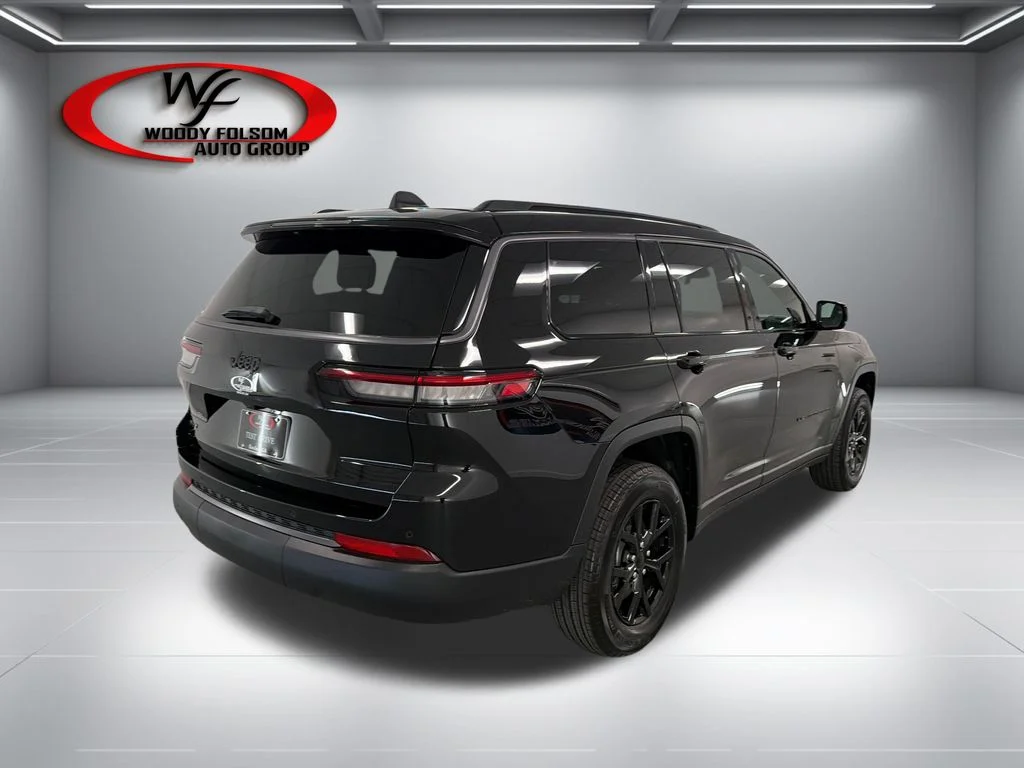 New 2026 Diamond Black Crystal Pearl-Coat Exterior Paint Jeep Altitude image 6