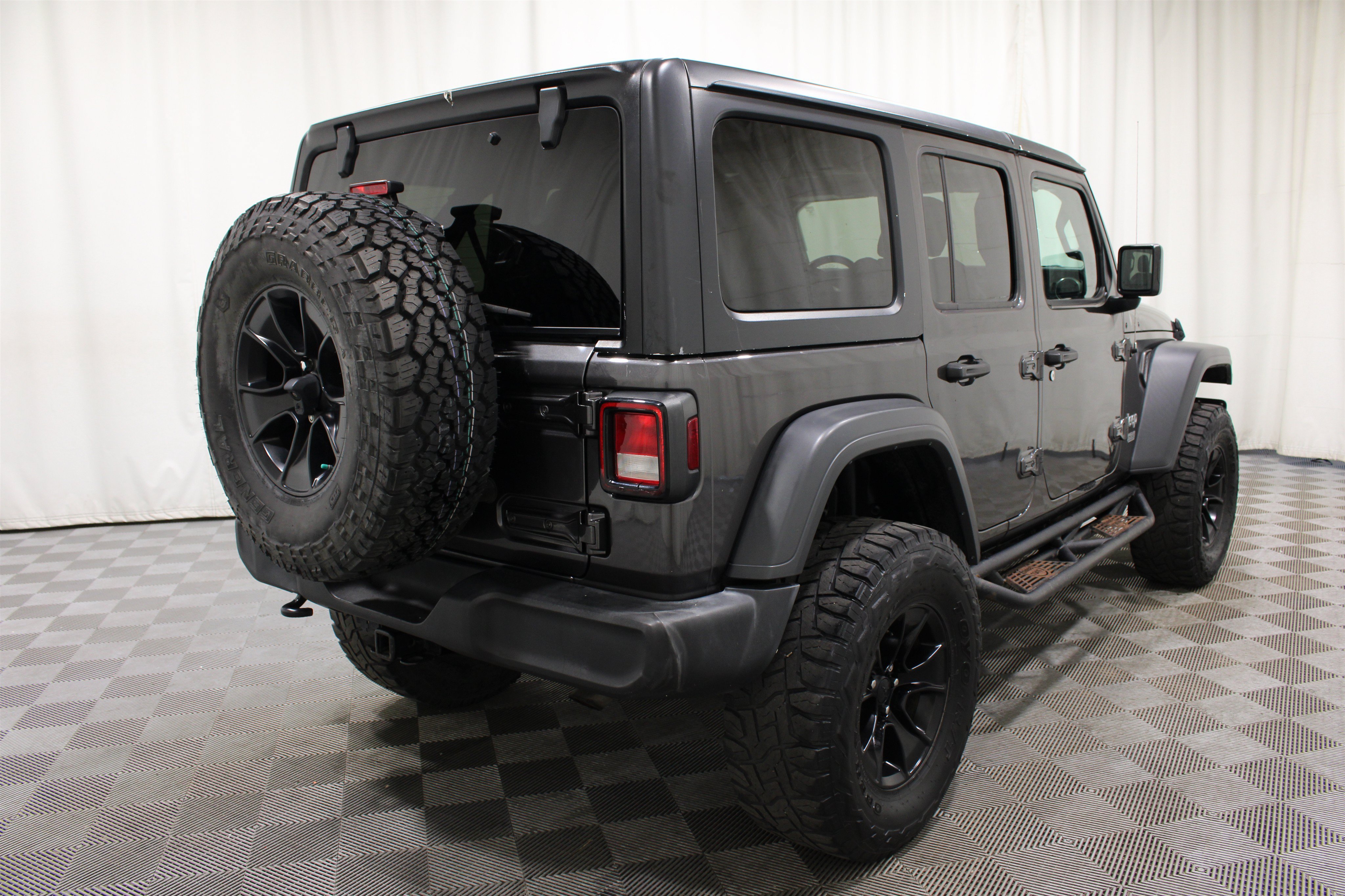 Used 2018 Granite Crystal Metallic Clearcoat Jeep Sport S image 28