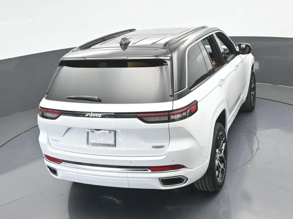 New 2025 Bright White Clear-Coat Exterior Paint Jeep Summit Reserve image 55