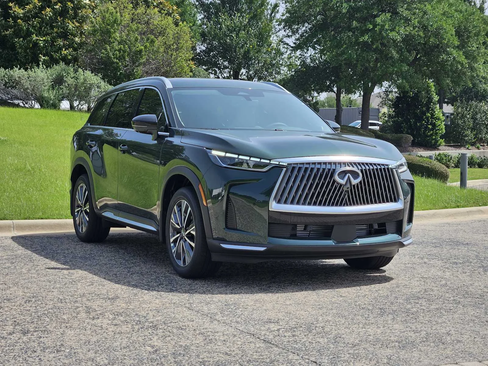 New 2026 DEEP EMERALD INFINITI Luxe FWD image 2