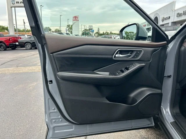 Used 2021 Gray Nissan Platinum image 27
