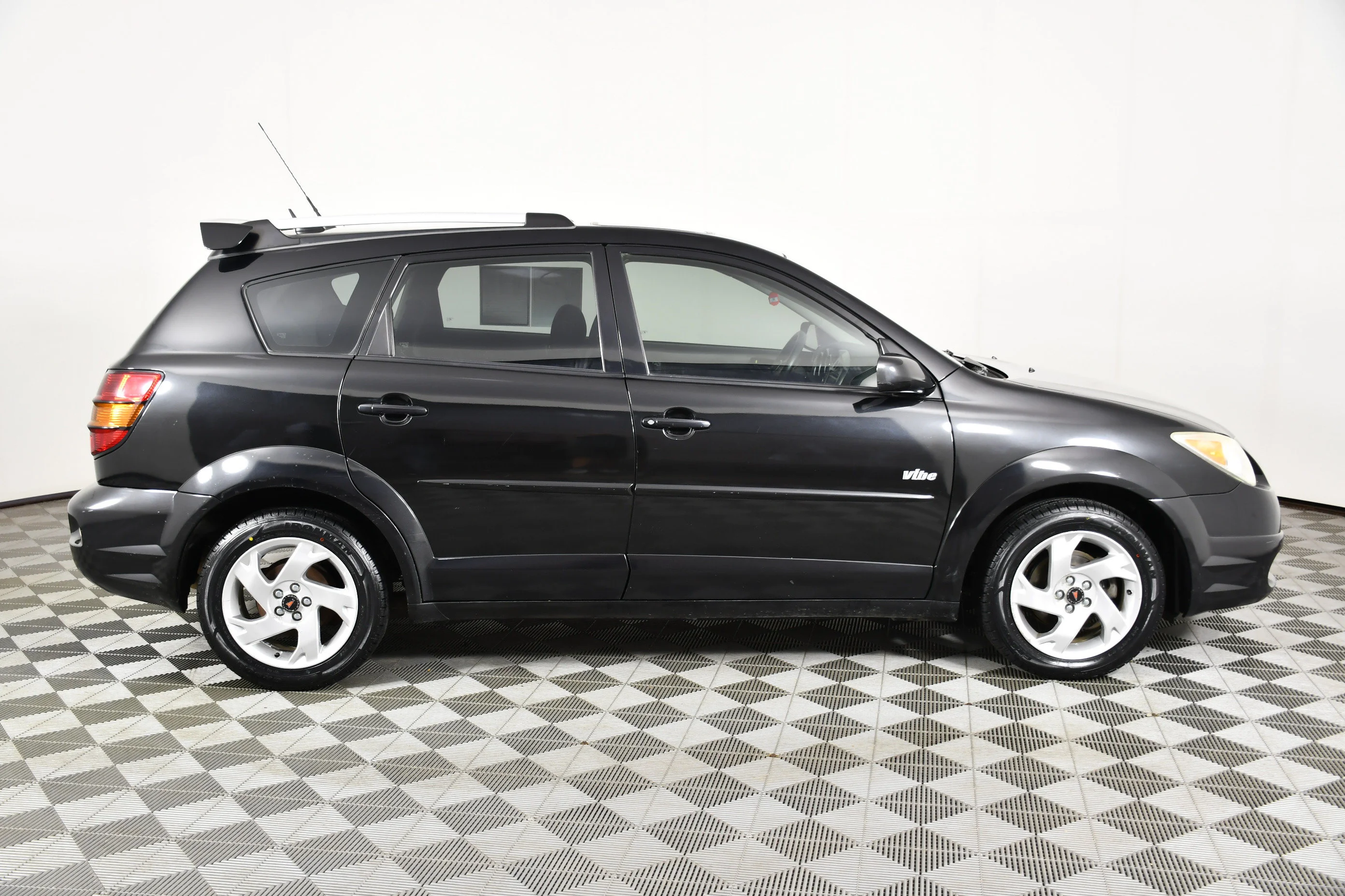 Used 2005 Abyss Black Pontiac Base image 5