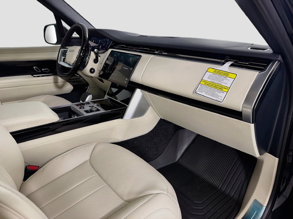 New 2027 Santorini Black Land Rover SE image 32