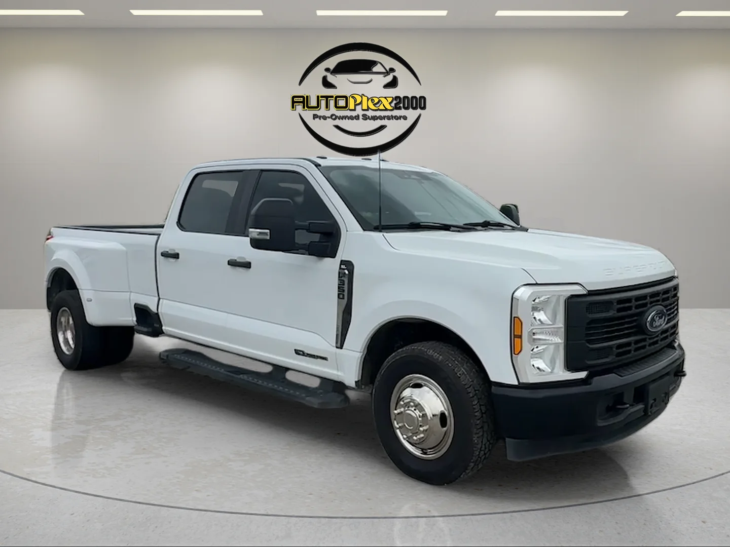 Used 2024 White Ford XL image 1