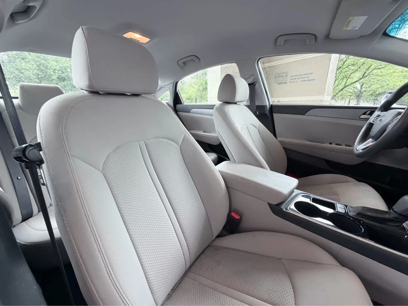 Used 2019  Hyundai SE image 18