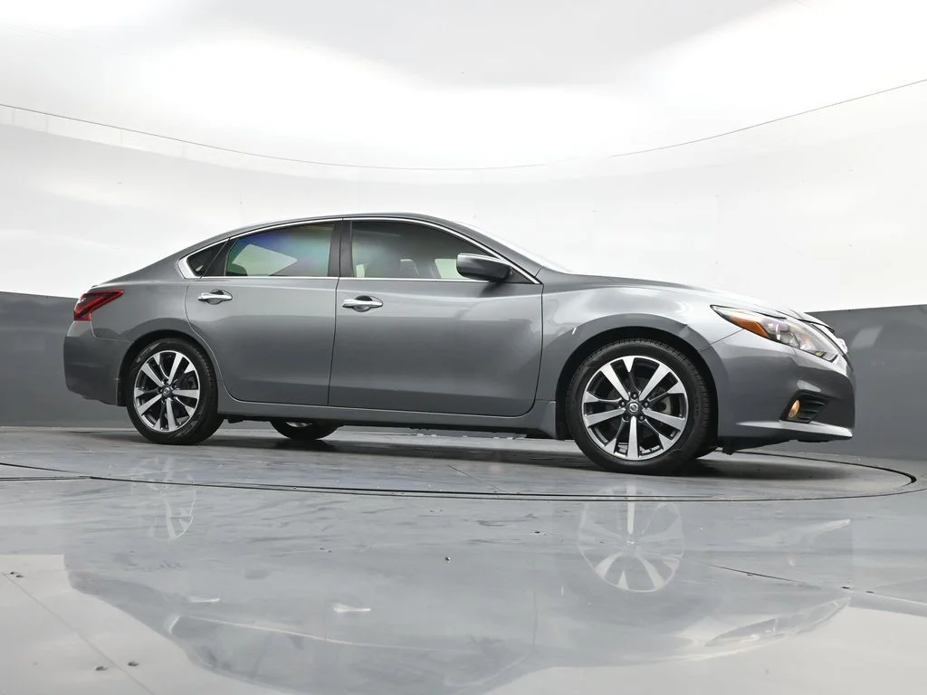 Used 2017 Gray Nissan 2.5 SR image 39