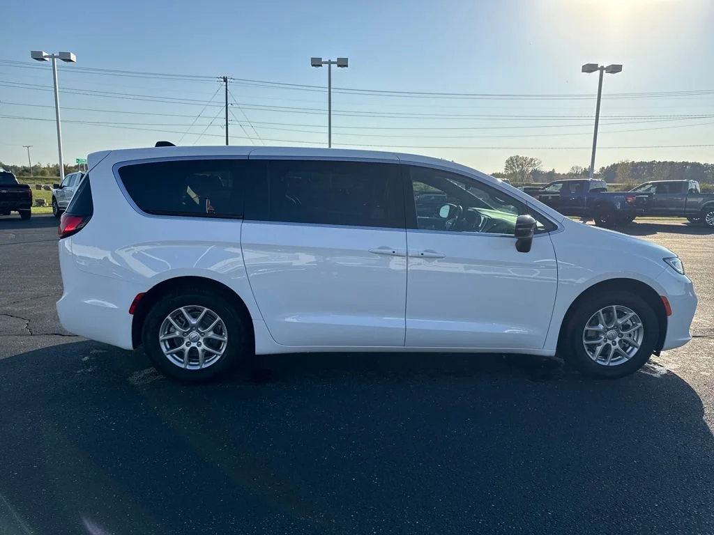 2026 Chrysler Pacifica Select - Photo 6