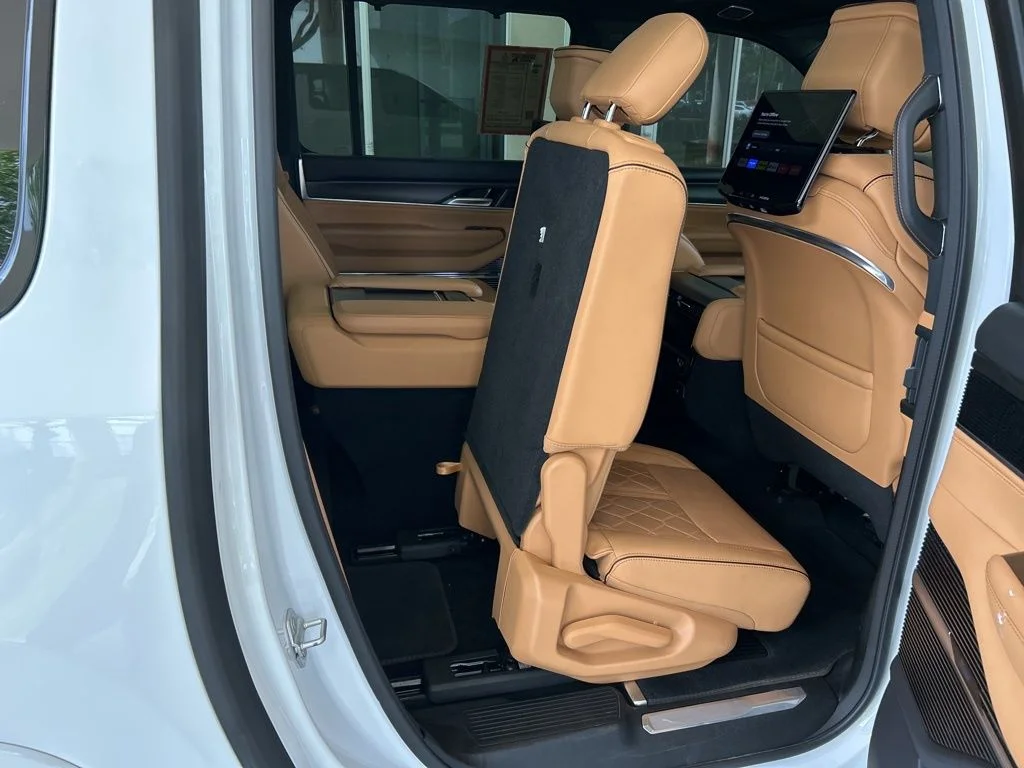 Used 2025 White/off-white Jeep Series III image 45