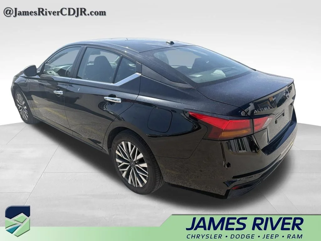 Used 2025 Black Nissan 2.5 SV image 5