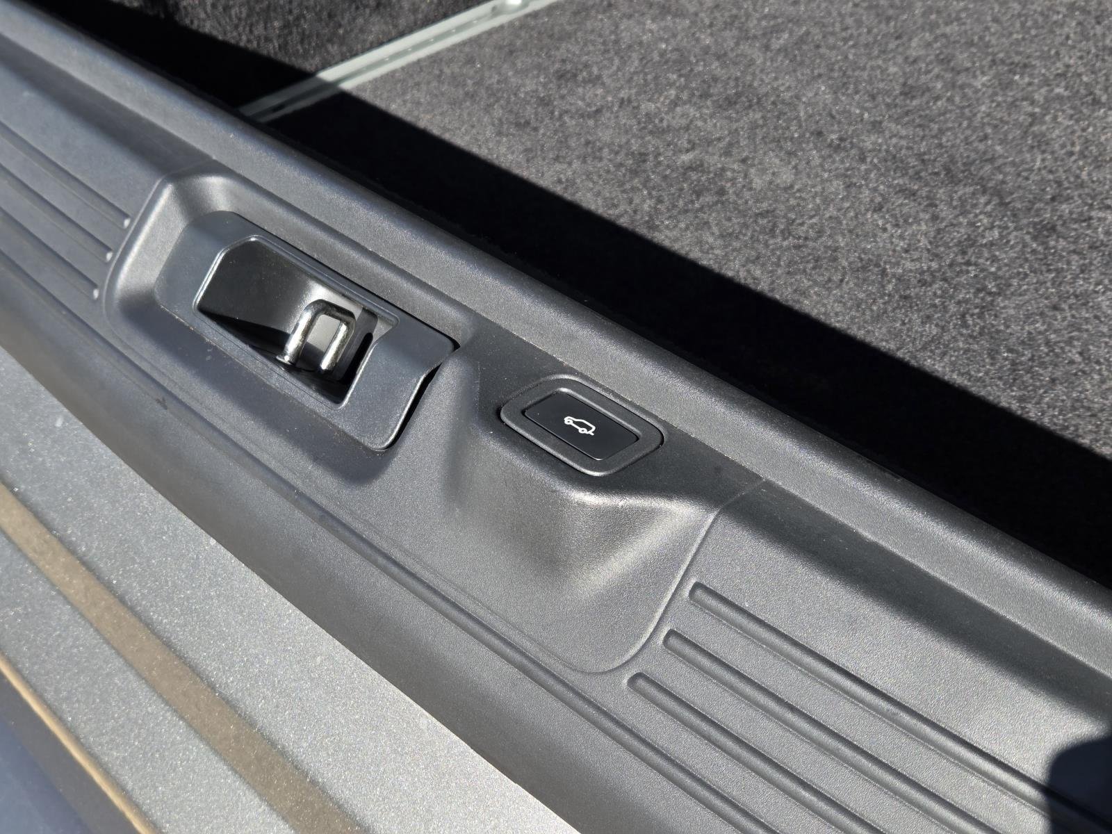 Used 2019 Silicon Silver Premium Metallic Land Rover Autobiography image 13