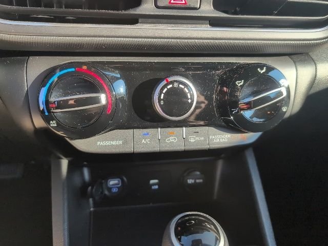 Used 2023 White Hyundai SEL image 21