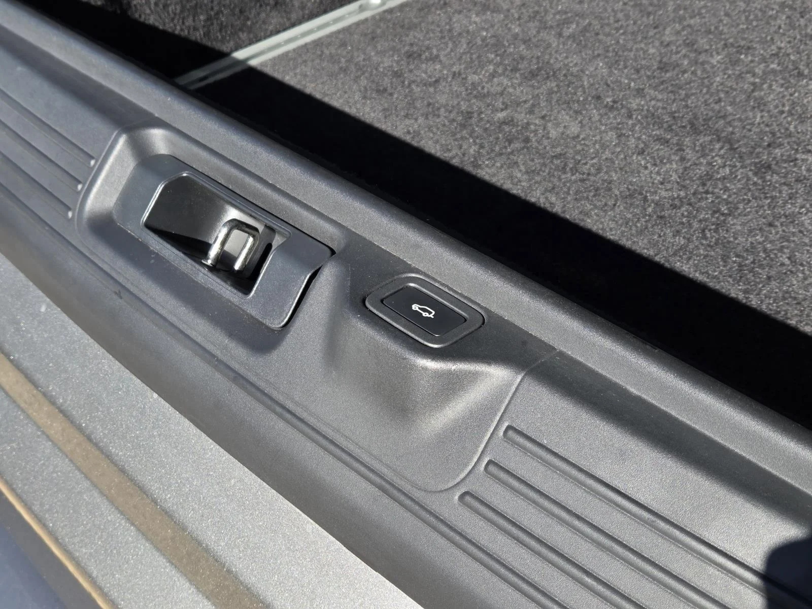 Used 2019 Silicon Silver Premium Metallic Land Rover Autobiography image 13