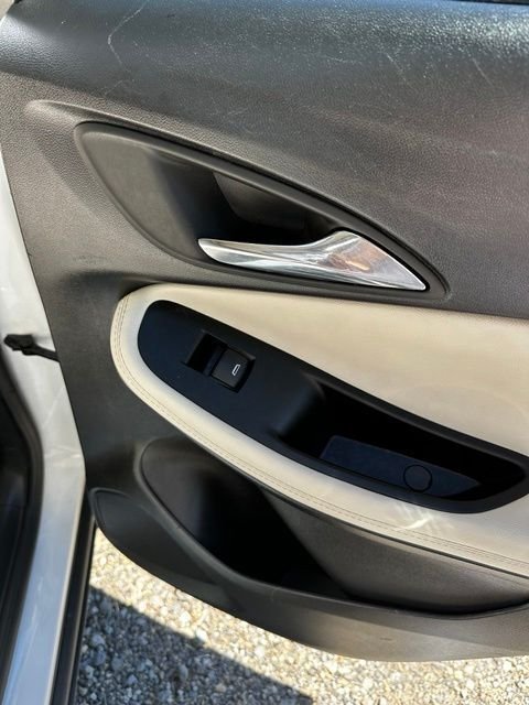 Used 2022 Summit White Buick Select image 20