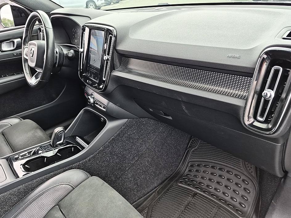 Used 2019  Volvo R-Design image 36
