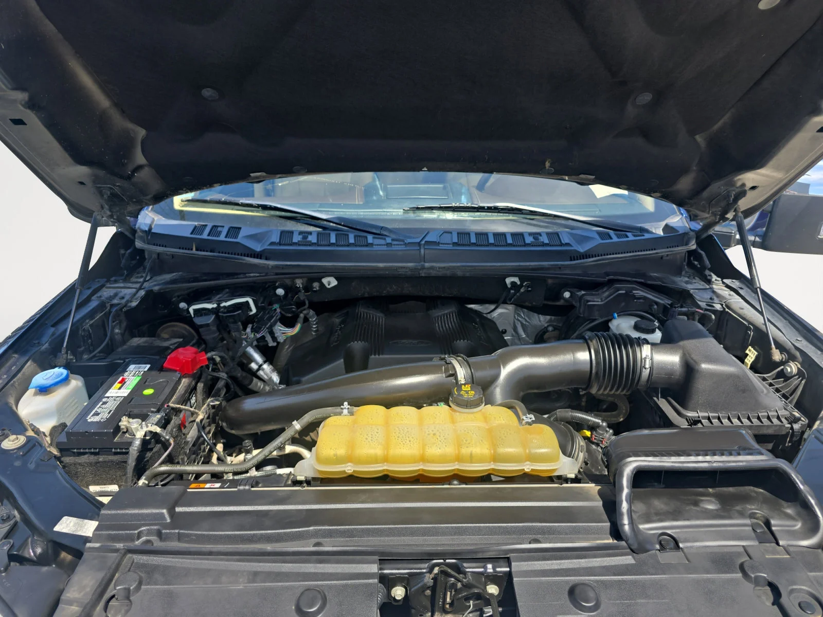 Used 2019 Agate Black Metallic Ford LARIAT image 29