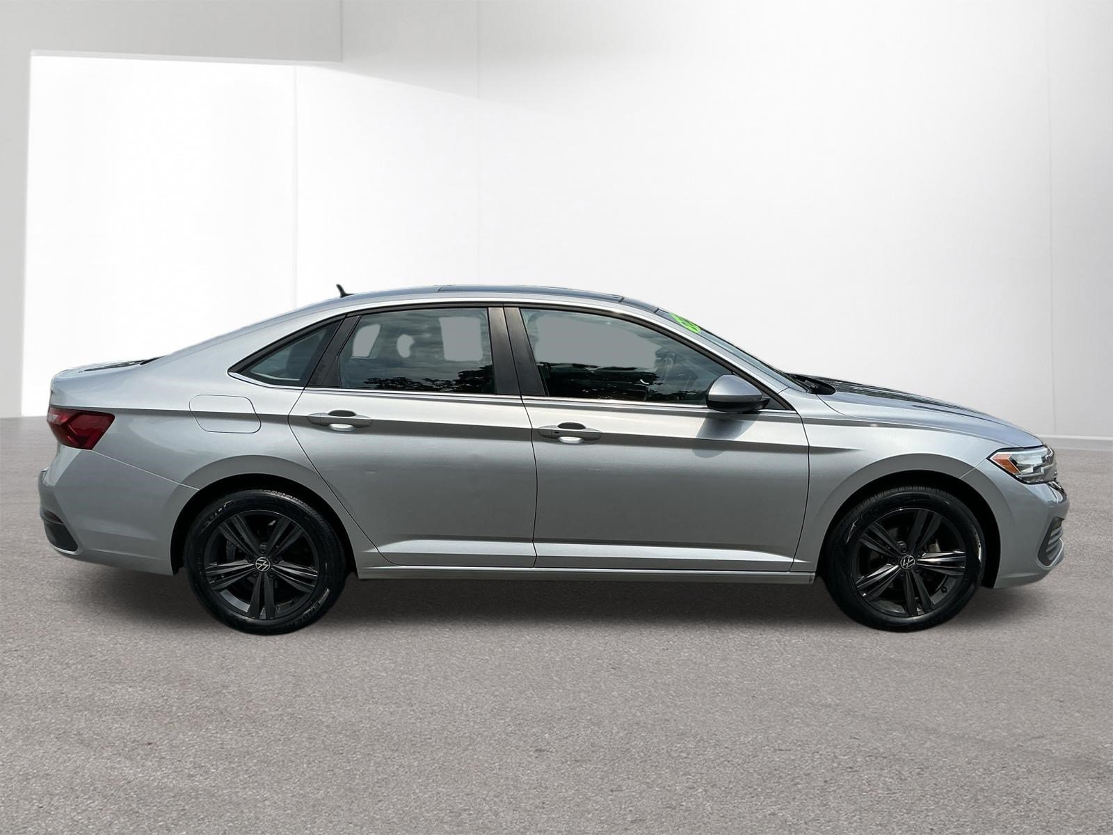 Used 2022 Silver Volkswagen SE image 2