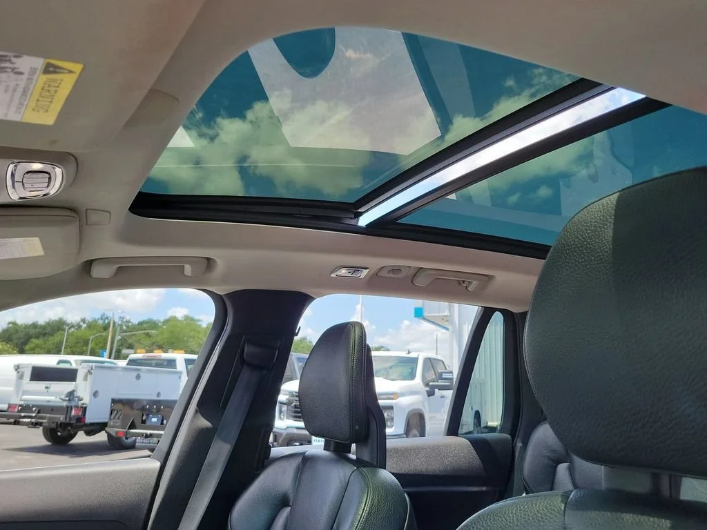 Used 2020 White Volvo T6 Momentum 7 Passenger image 16