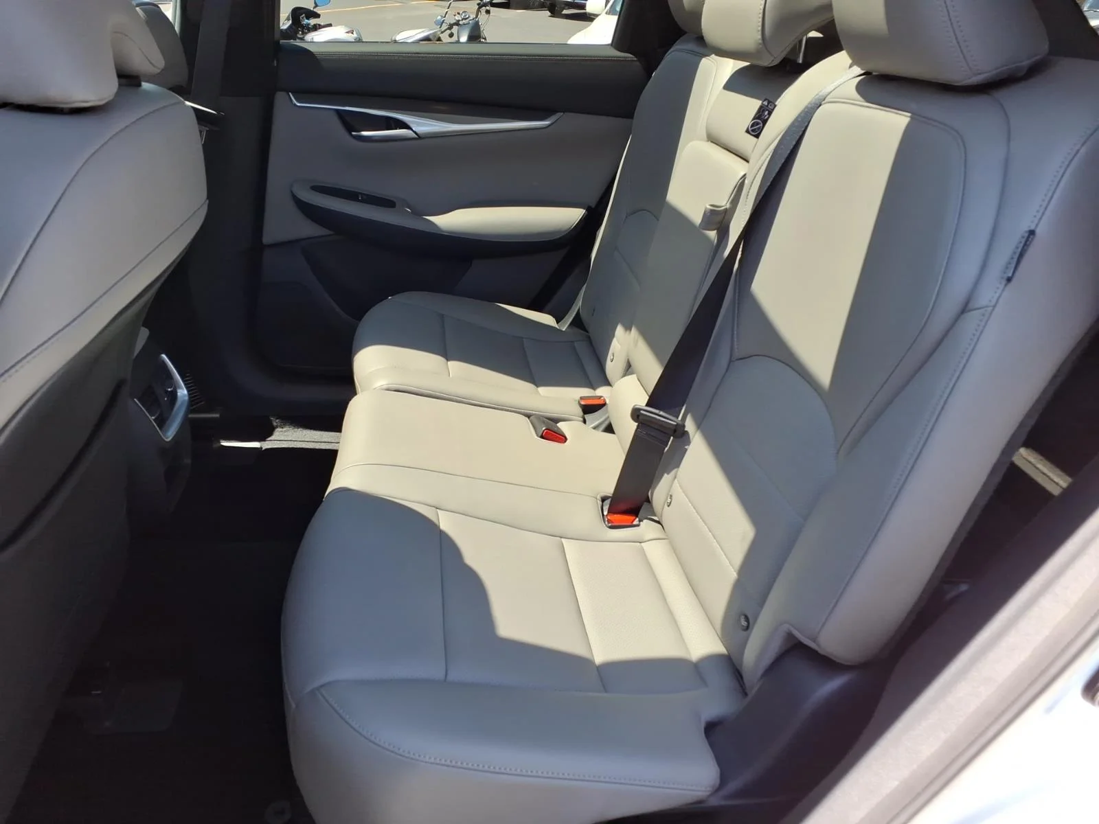 Certified Used 2025 White INFINITI LUXE image 22
