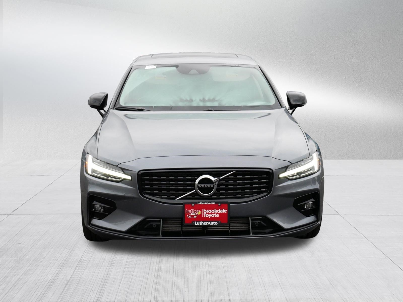 Used 2021 Osmium Grey Metallic Volvo Momentum image 2