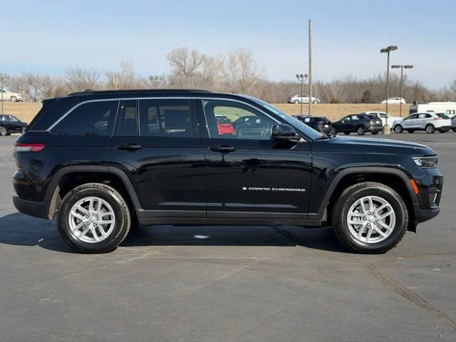 New 2026 Diamond Black Crystal Pearl-Coat Exterior Paint Jeep Laredo X image 8