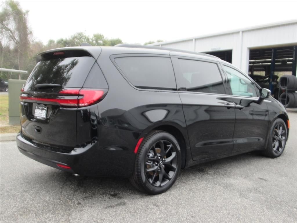 New 2026 Diamond Black Crystal Pearl-Coat Exterior Paint Chrysler Select image 6
