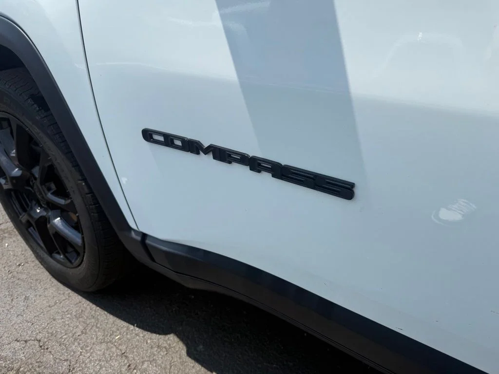 Used 2022 White Jeep Latitude image 11