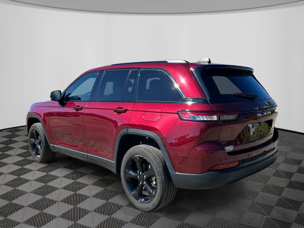 Used 2023 Red Jeep Altitude X image 3