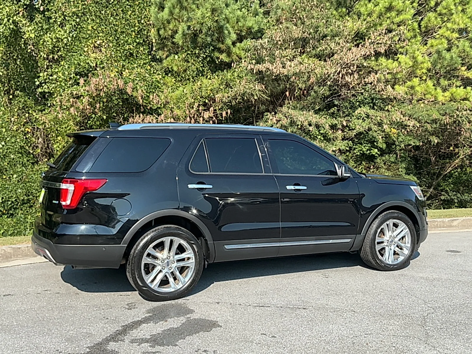 Used 2016  Ford Limited image 2