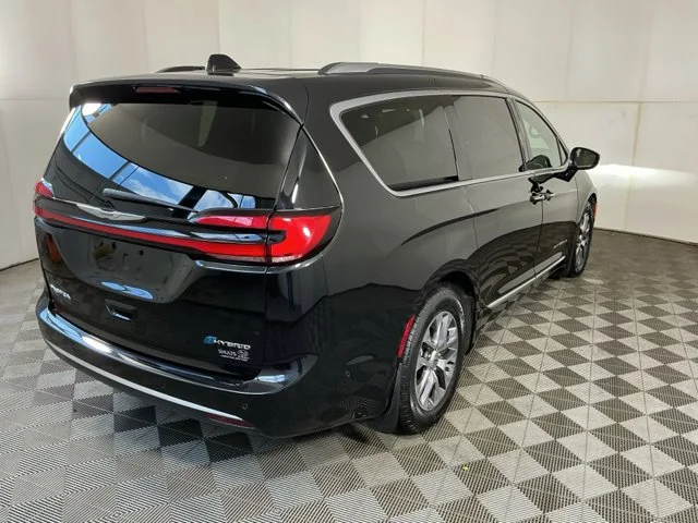 Used 2023 Black Chrysler Pinnacle image 8